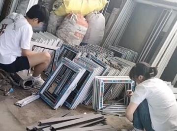 兄妹俩高考后到工地帮妈妈安门窗 充满温情与触动的一天