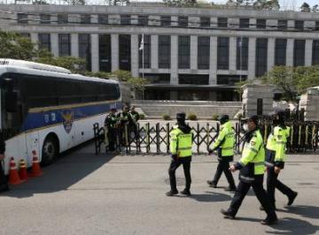 韩国一男子强迫女儿做仰卧起坐被捕,暴力教育引关注